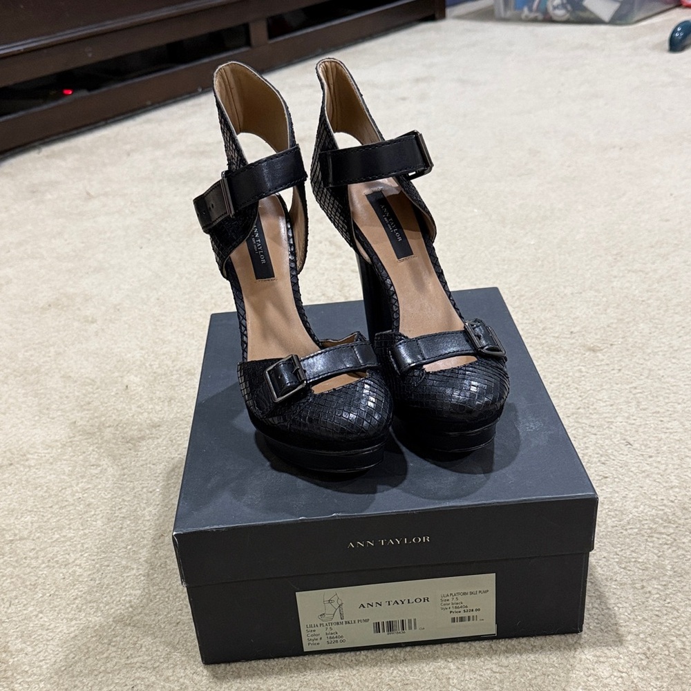 EUC Ann Taylor Lilia Black Textured Platform Pump size 7.5M